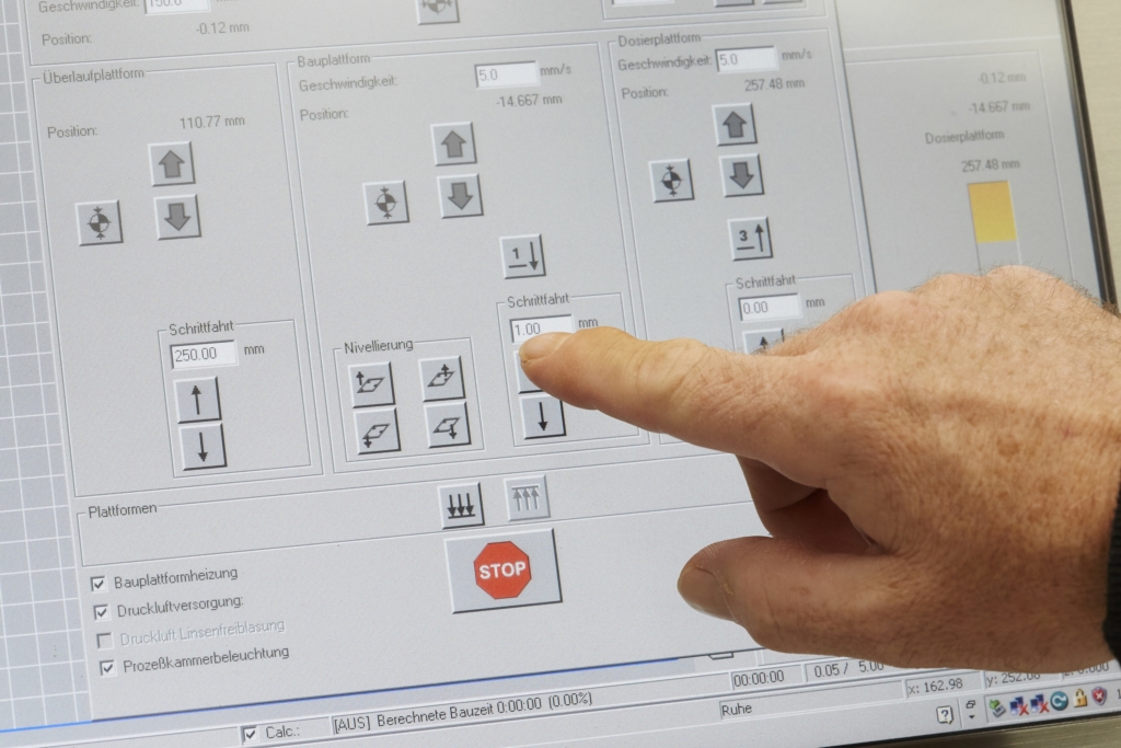 Ein Computerbildschirm präsentiert eine Arbeitsebene für die 3D-Konstruktion